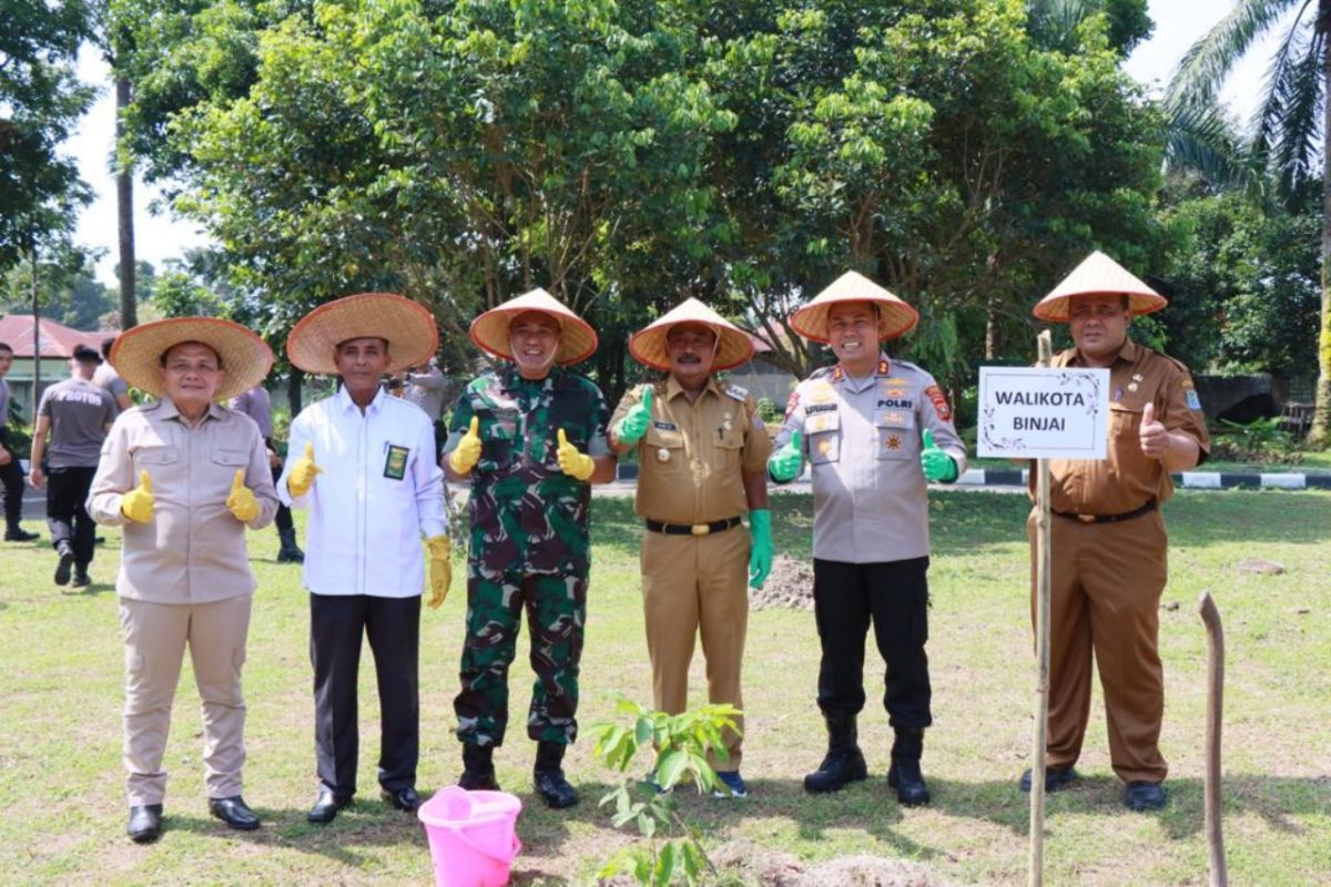 Wali Kota Binjai tabur 10.000 benih ikan nila