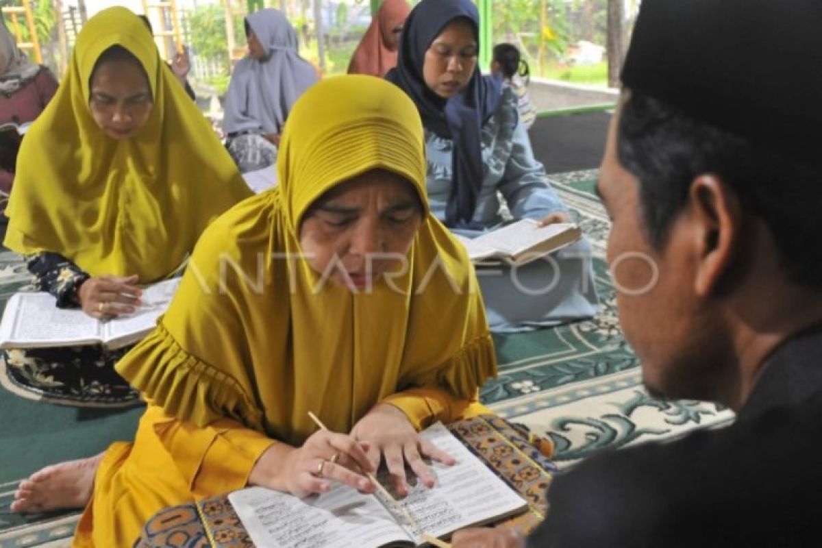 Belajar Membaca Al Quran Untuk Warga Lanjut Usia Antara Sumbar