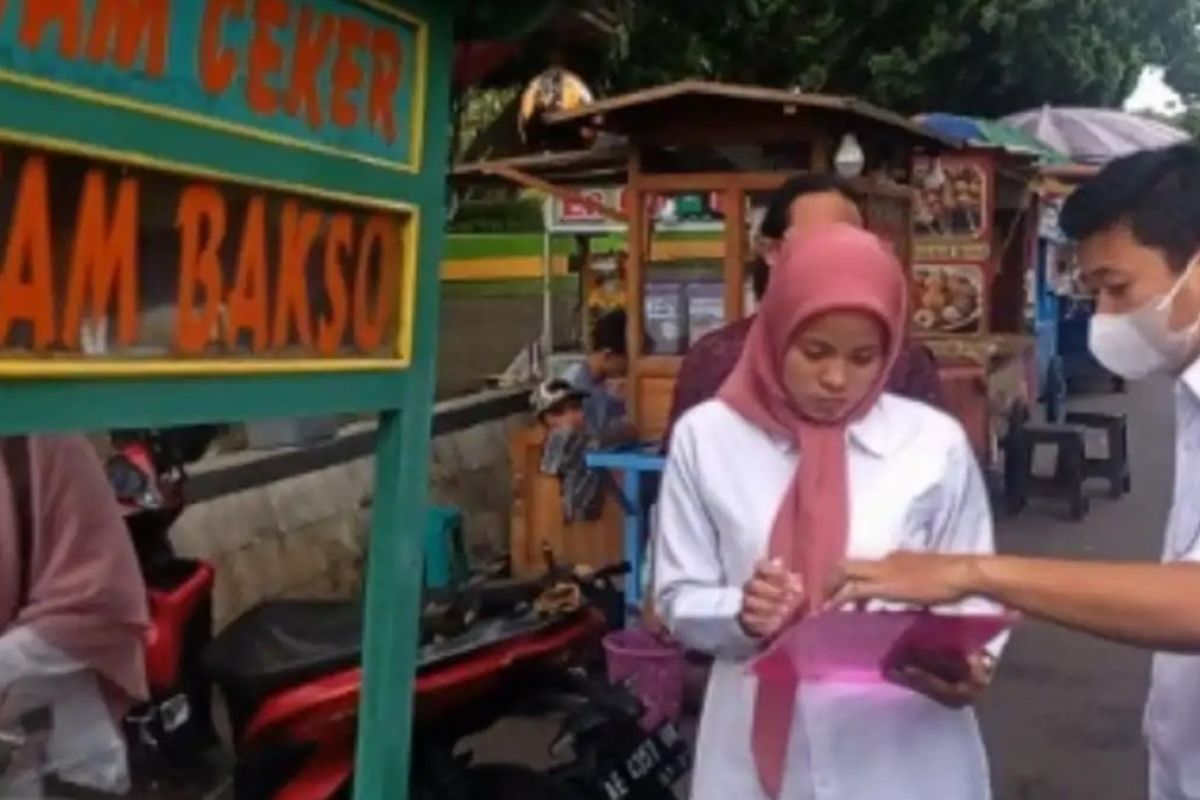 Disperindag periksa kandungan makanan PKL Alun-Alun Magetan