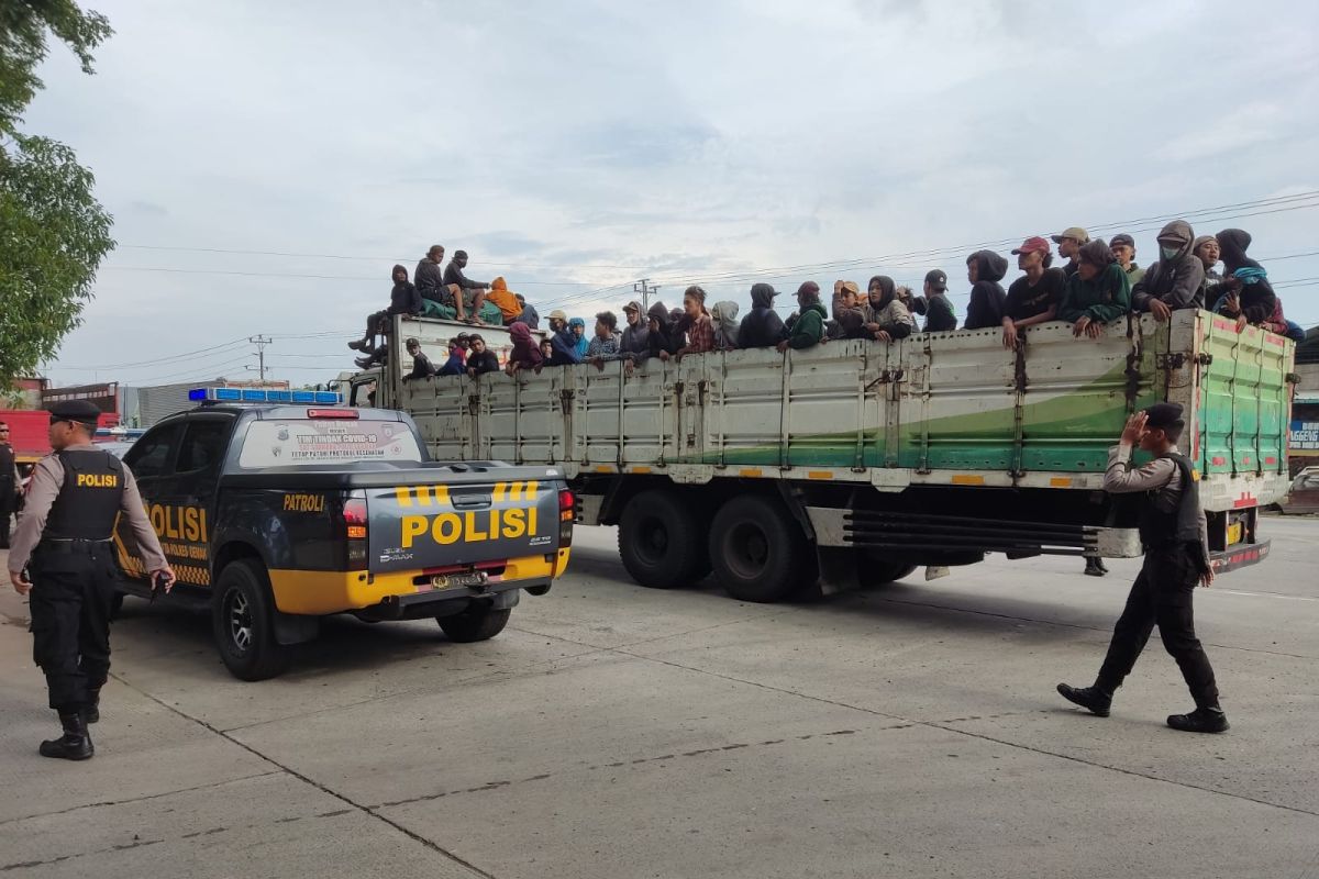 Polisi  sisir suporter Persebaya yang menumpang truk tanpa terorganisir