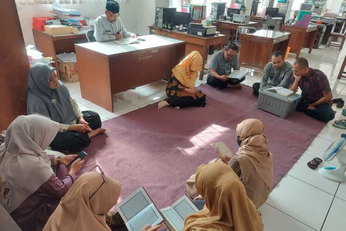 Pegawai  beragama Islam di Temanggung tadarus Al Quran sebelum kerja