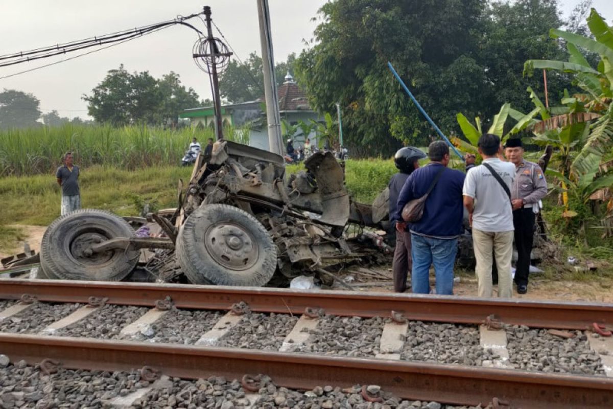 Polisi tangani tabrakan kereta api dan truk di perlintasan 76 Jombang