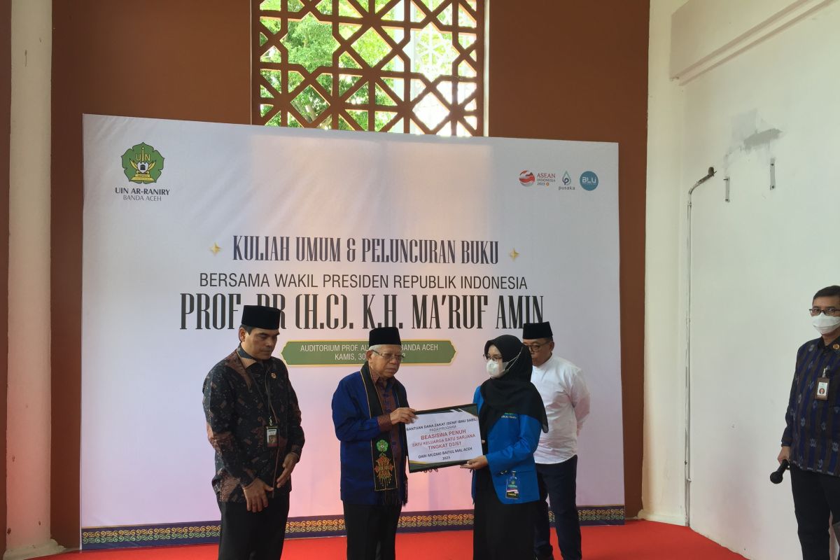 Wapres serahkan beasiswa SKSS dan untuk mualaf dari Baitul Mal Aceh
