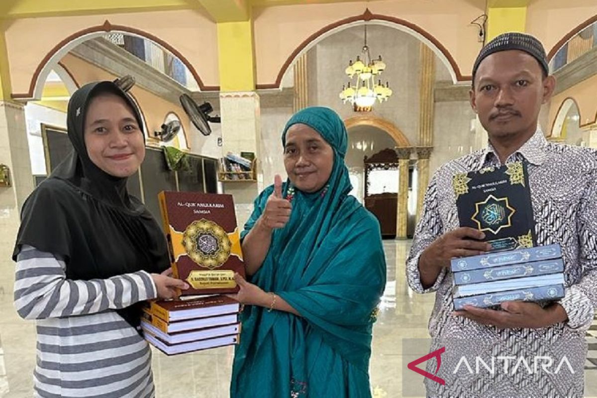 Pemkab bagi-bagi Al Quran ke masjid dan mushalla di Pamekasan