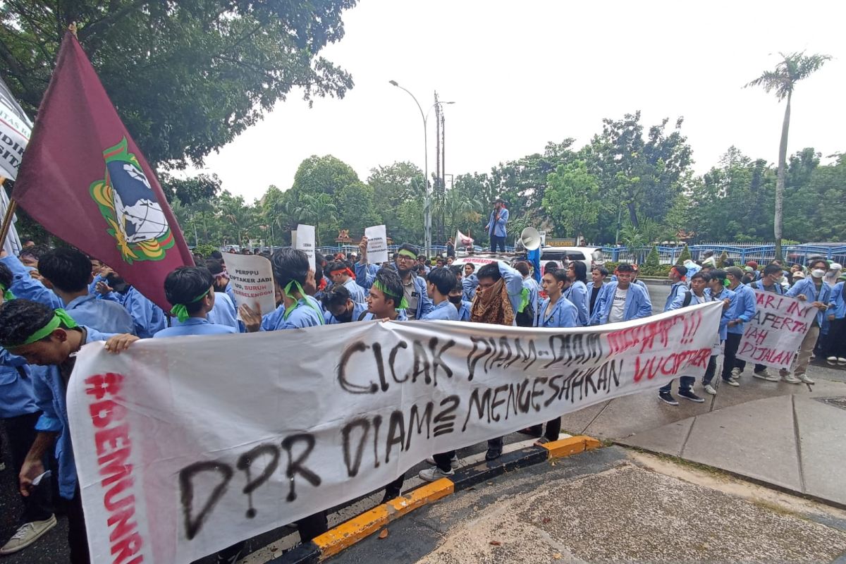 Tolak UU Cipta Kerja, ratusan mahasiswa kepung DPRD Riau