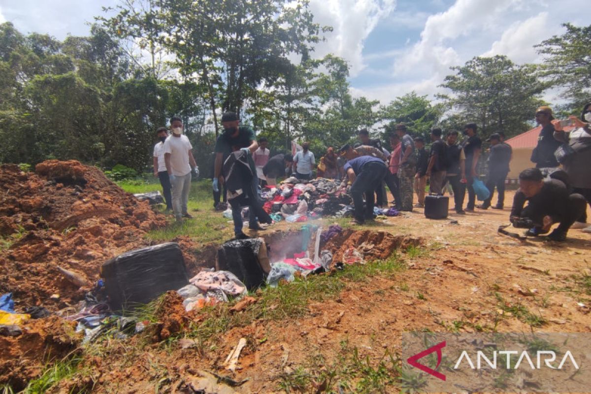 Polresta Tanjungpinang musnahkan pakaian dan sepatu impor barang bekas