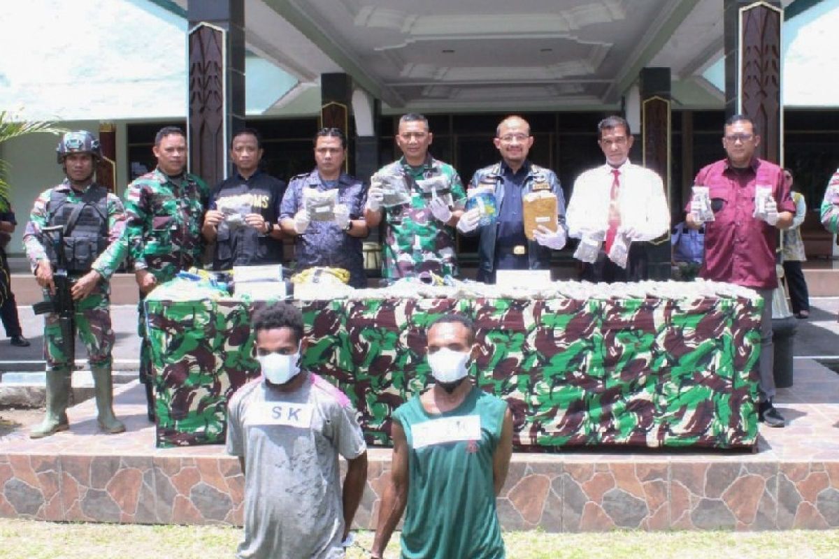 Tim gabungan tangkap warga PNG pembawa lima kilogram ganja