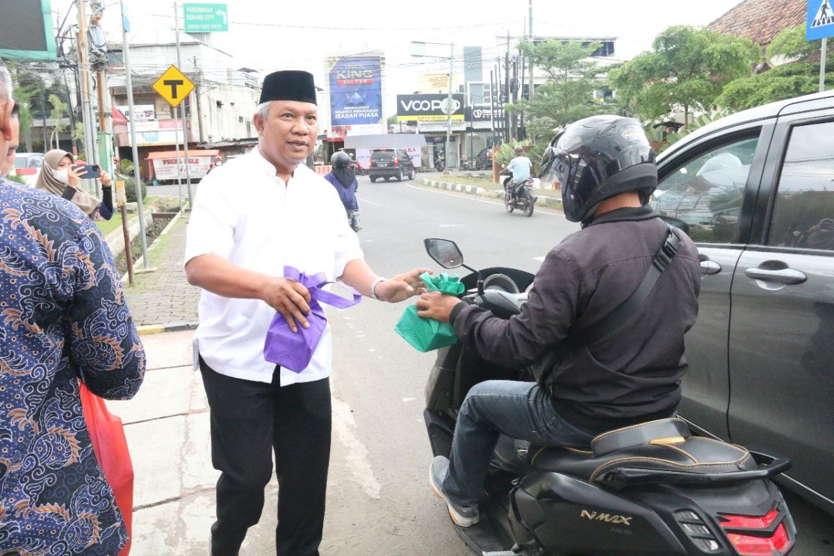 Ngabuburit Dapat Pahala, Kemenkumham Banten Bagi-Bagi Takjil