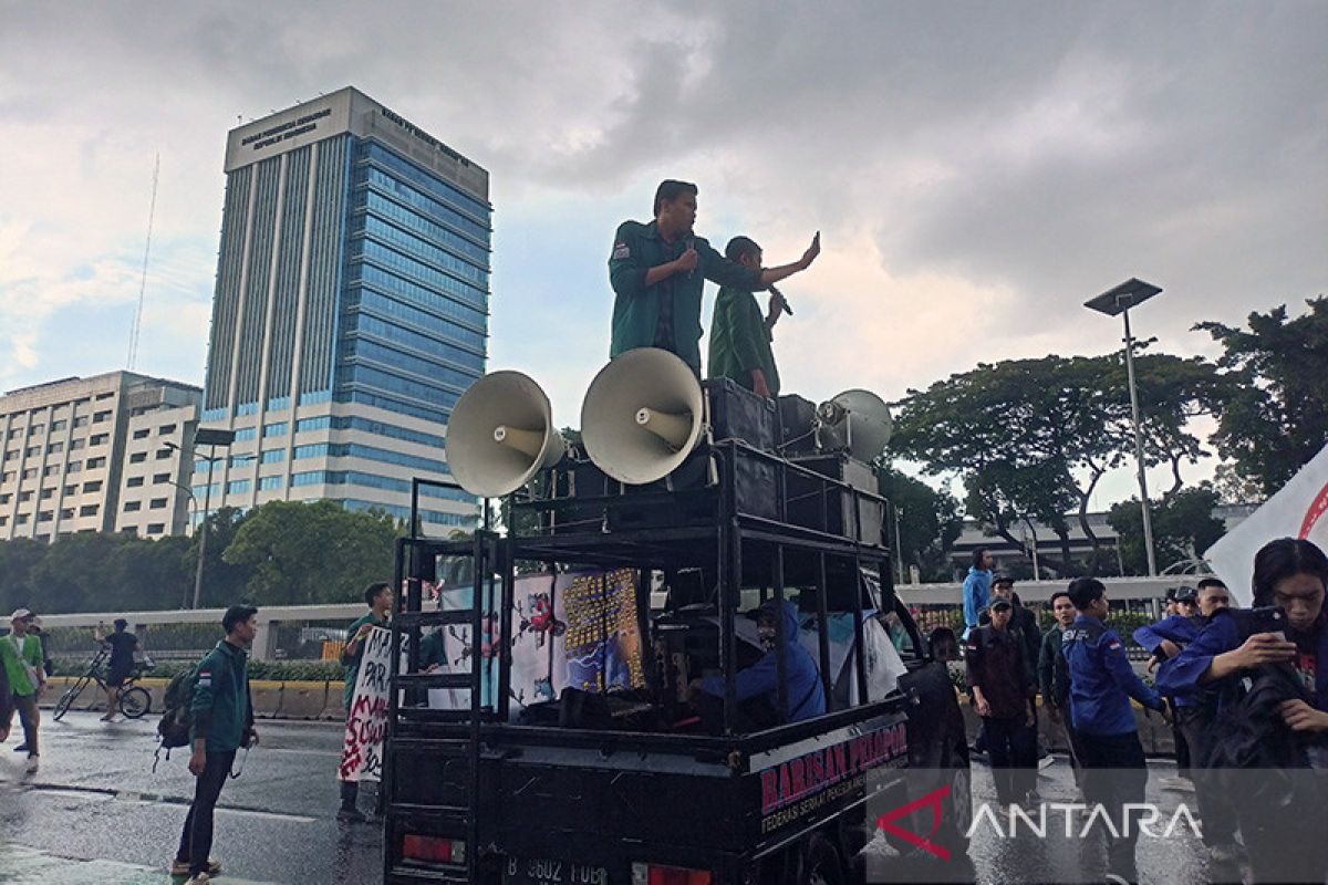 Tolak UU Cipta Kerja, massa aksi BEM SI  mulai berdatangan ke depan Gedung DPR