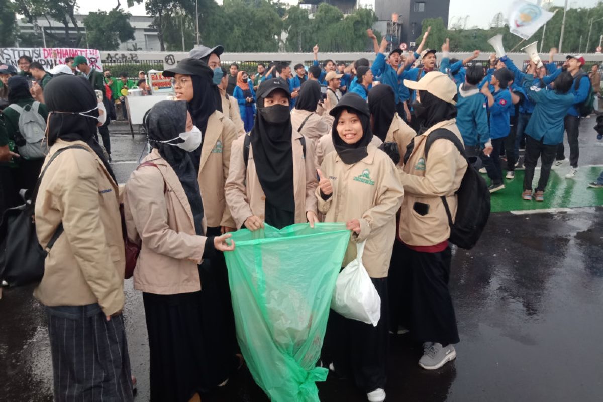 Sebelum bubar, massa BEM SI kumpulkan sampah di lokasi demonstrasi