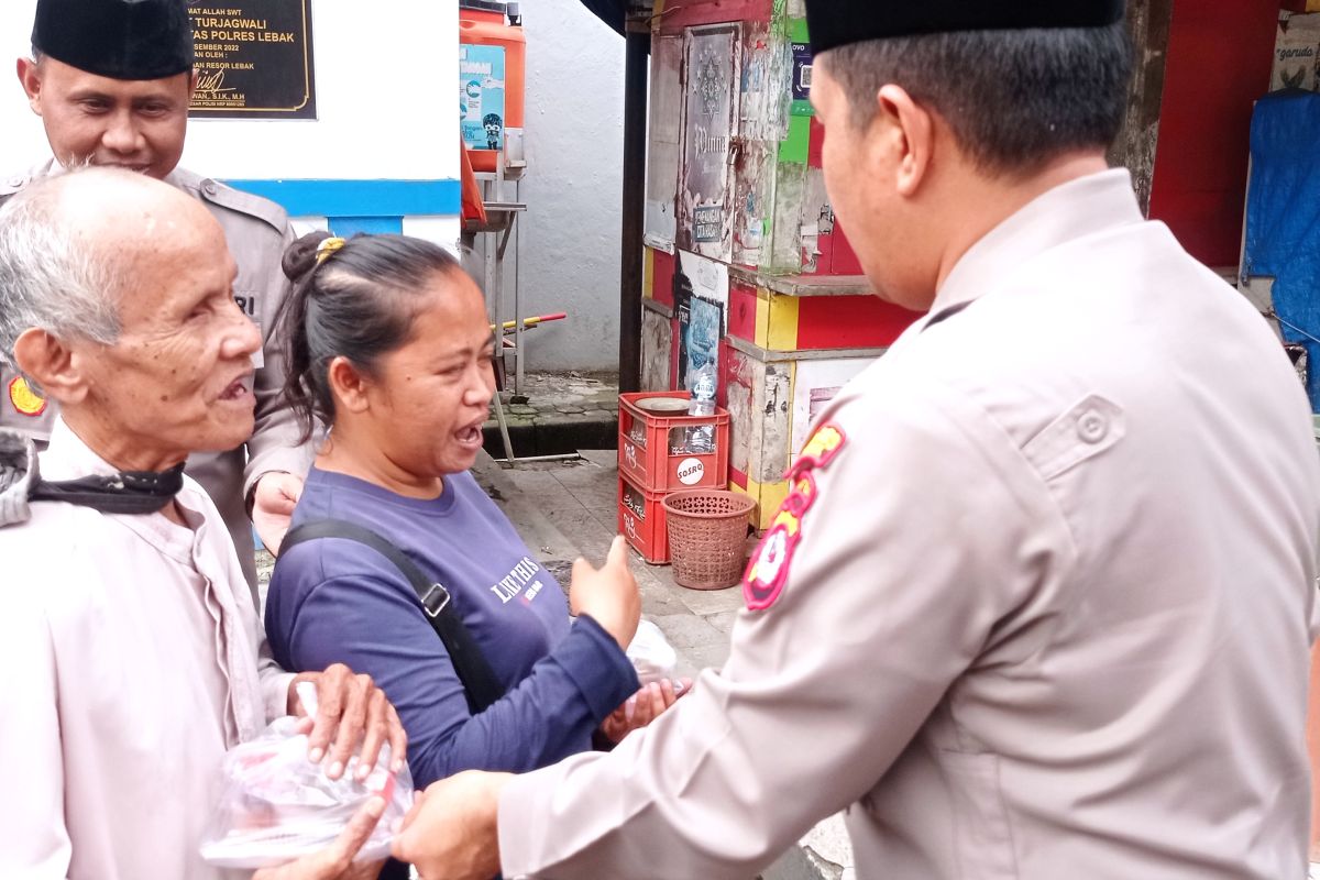 Polres Lebak peduli, bantu sembako pada warga