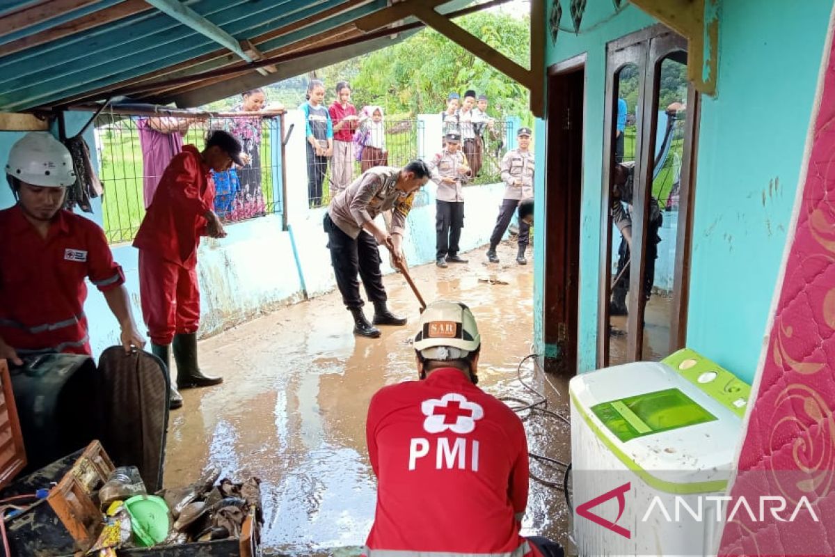 PMI Sukabumi kerahkan personel bantu penanganan banjir di Warungkiara