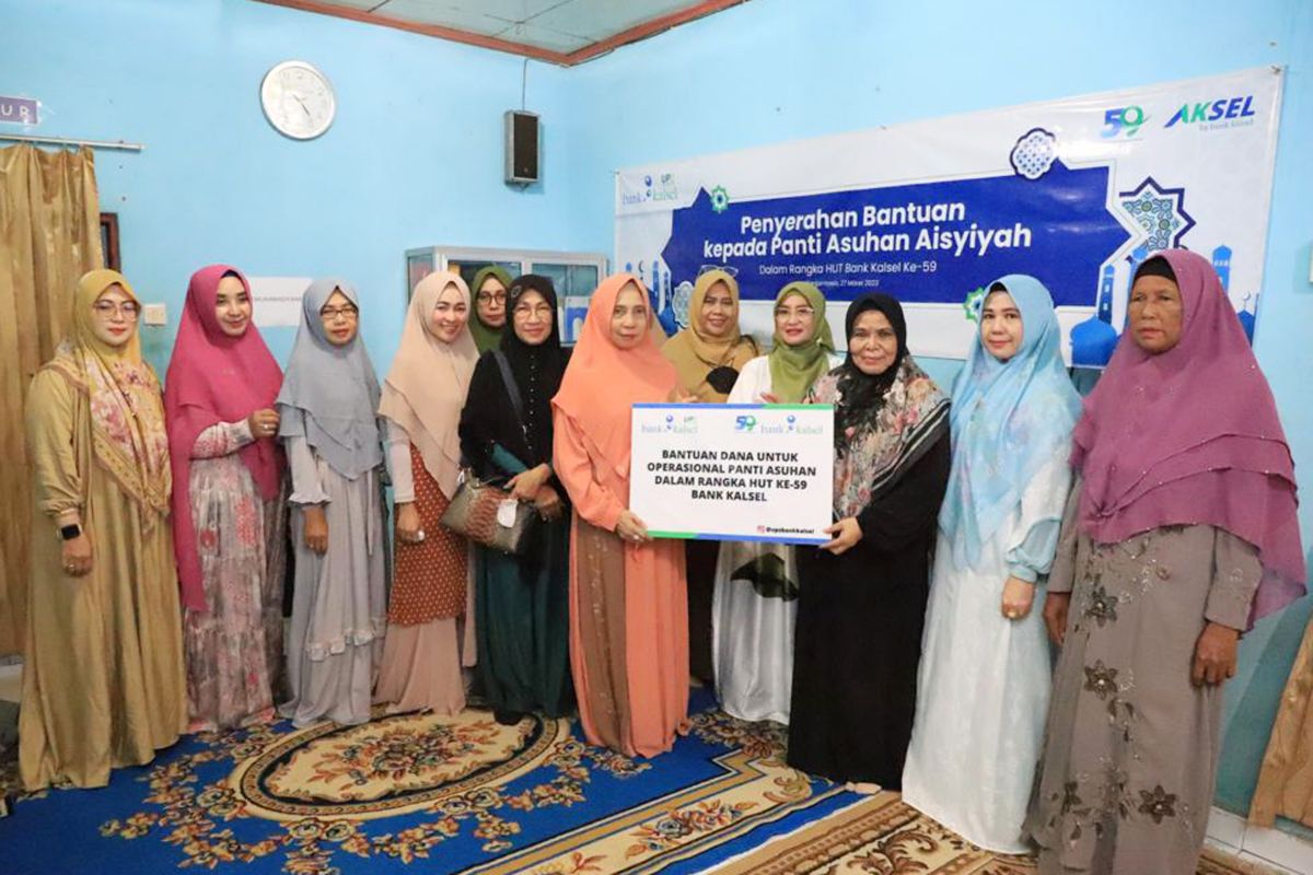 Dharma Wanita Bank Kalsel serahkan  bantuan operasional Panti Asuhan