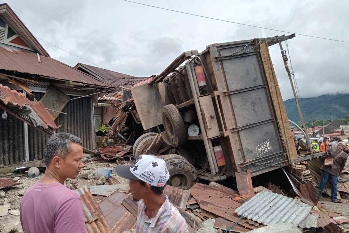 Kecelakaan beruntun kembali terjadi di jalan Padang Panjang - Bukittinggi