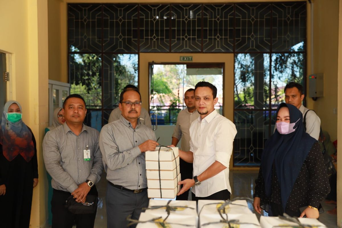 Bank Aceh bagikan iftar untuk pasien rumah singgah dan petugas medis RSUDZA