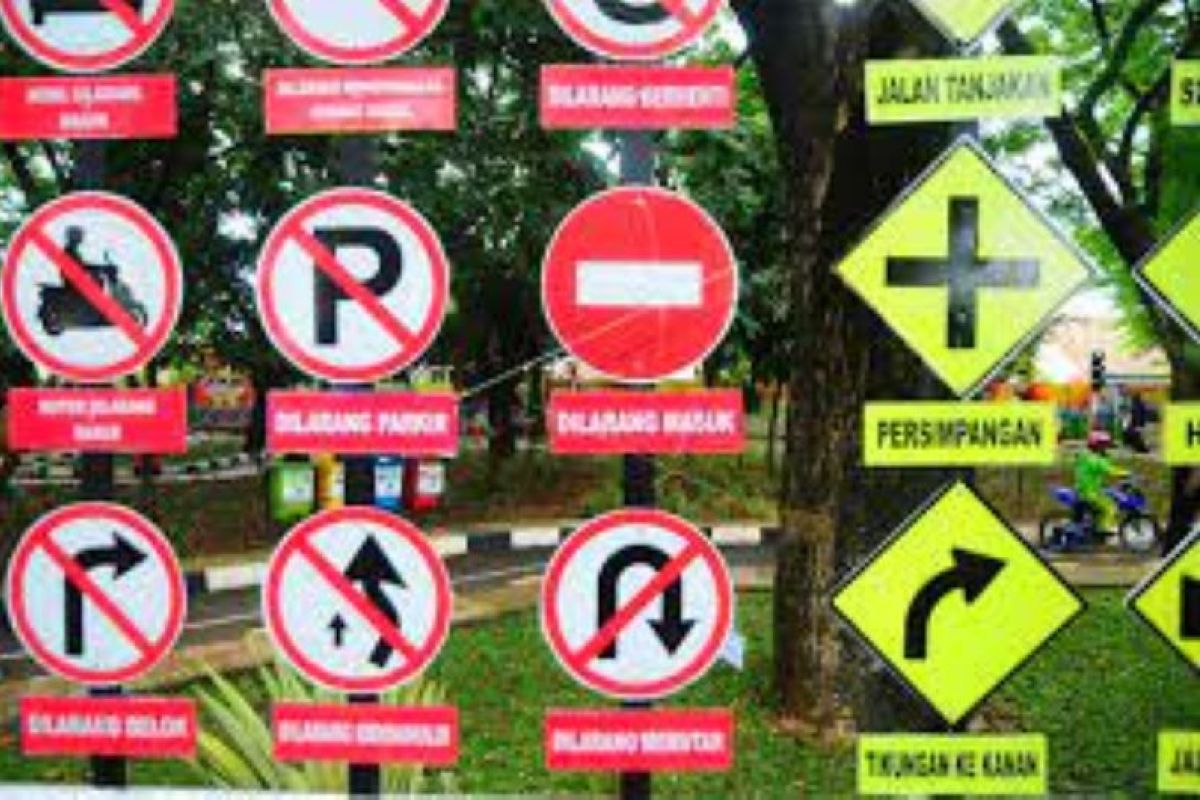 Dishub Riau periksa kelayakan angkutan dan pasang rambu  dukung kelancaran mudik 2023