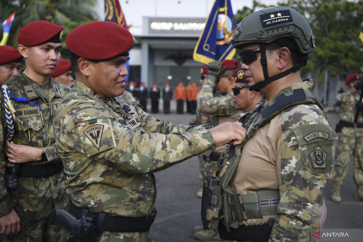 Sebanyak empat perwira tinggi TNI AL terima brevet kopaska