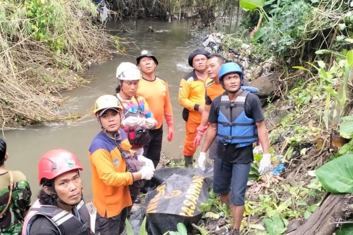 Petugas evakuasi jenazah korban hanyut di Kediri