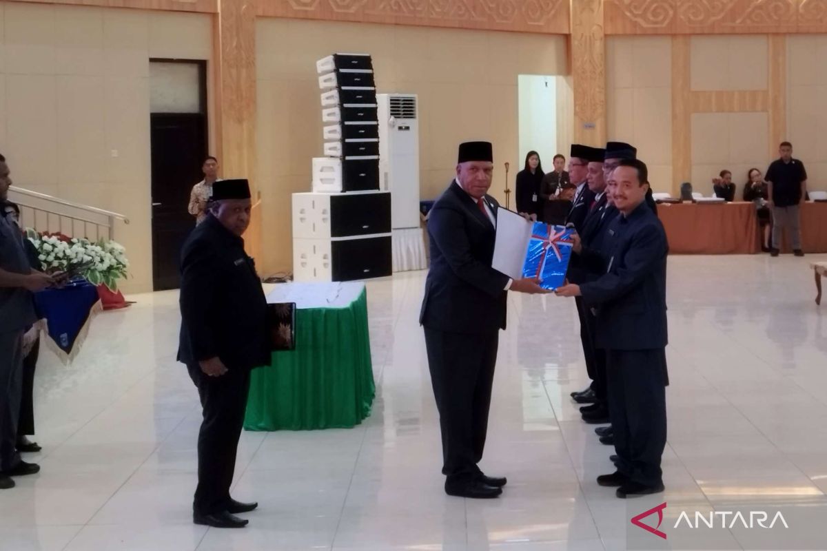 Pj Gubernur Papua Barat serahkan DPA 2023 setelah pemekaran daerah