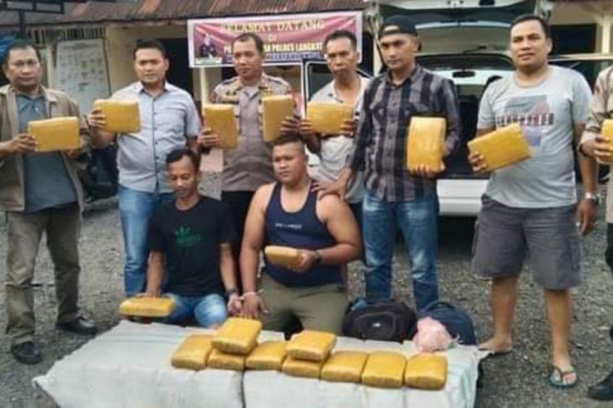 Polsek Tanjung Pura tangkap dua kurir pembawa 105 bal ganja tujuan Bandar Lampung