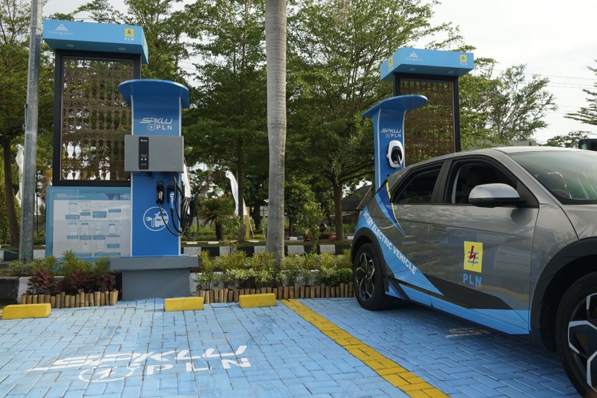 PLN tambah dua stasiun pengisian kendaraan  listrik  di Pulau Sumbawa