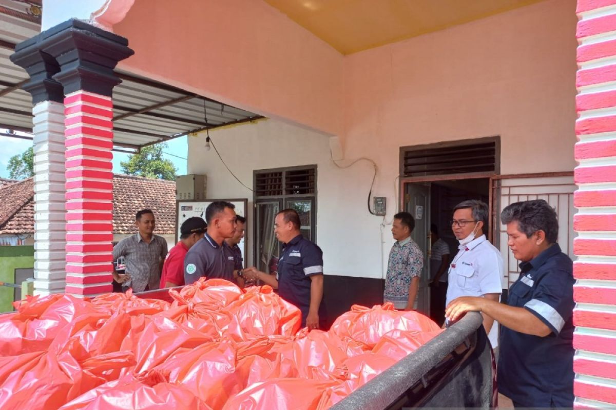 PT Timah salurkan bantuan korban puting beliung di Desa Jeriji