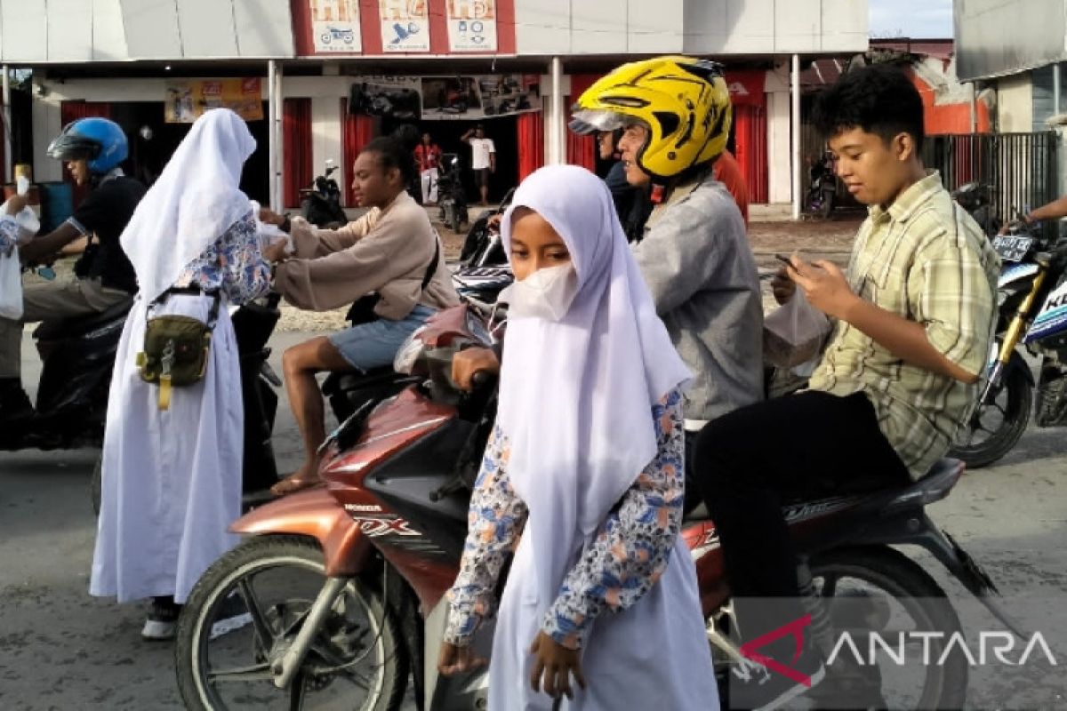 Siswa SMP Angkasa Biak Numfor berbagi takjil buka puasa Ramadhan