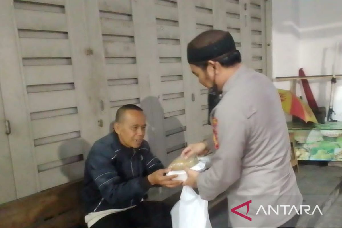 Polsek  Warudoyong Sukabumi Kota berpatroli sambil berbagi paket sembako untuk warga
