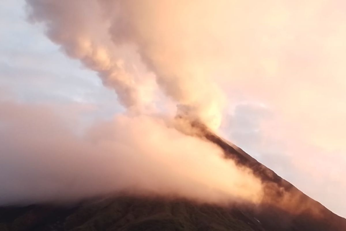 BPBD Sitaro: Warga terdampak erupsi Karangetang bertahan di pengungsian