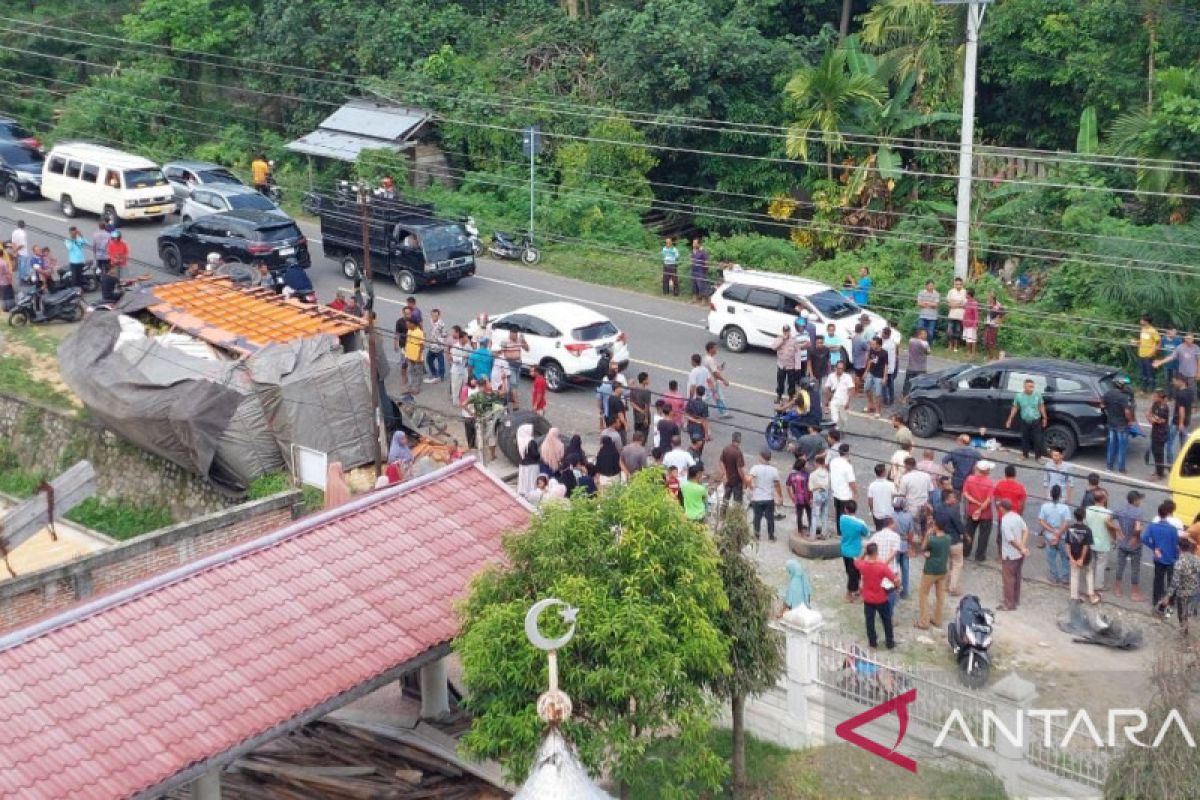 Tabrakan Terios lawan truk fuso di Pidie ungkap muatan delapan kambing curian