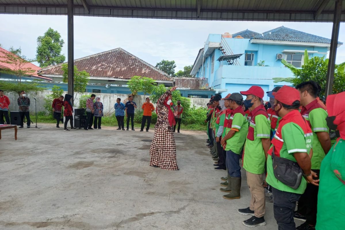 Pemkot Bandarlampung bagikan beras kepada 722 petugas kebersihan DLH
