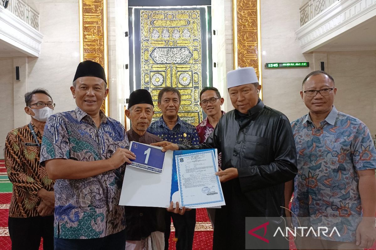 Pemkot Surabaya serahkan IMB Masjid 