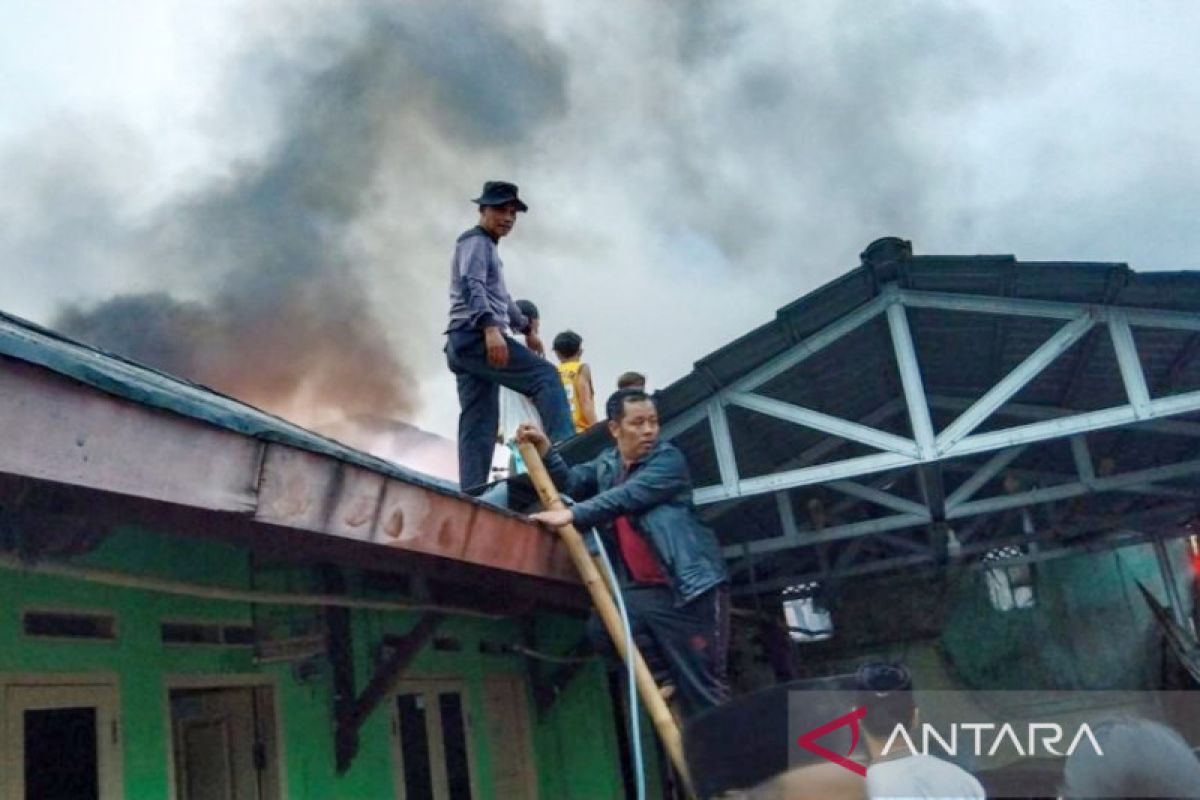Kebakaran enam rumah kontrakan di Bogor diduga akibat korsleting