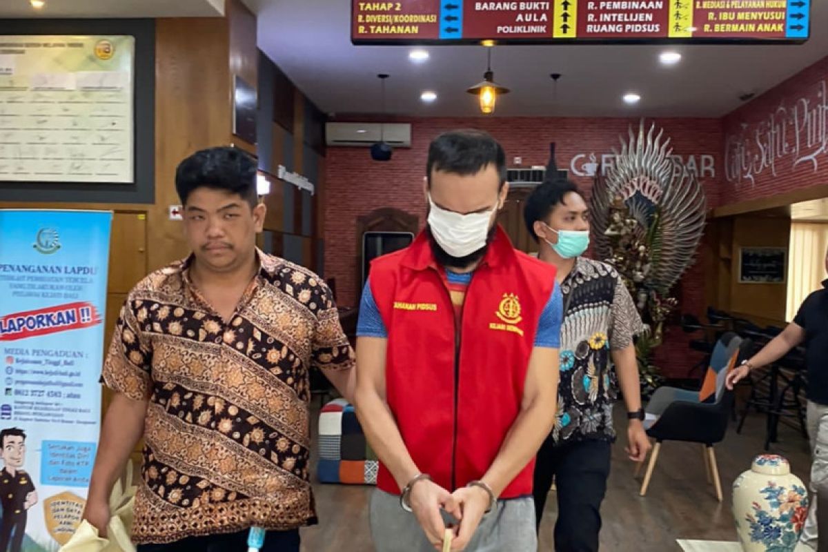 Polda Bali serahkan warga Ukraina pemilik KTP Denpasar ke kejari