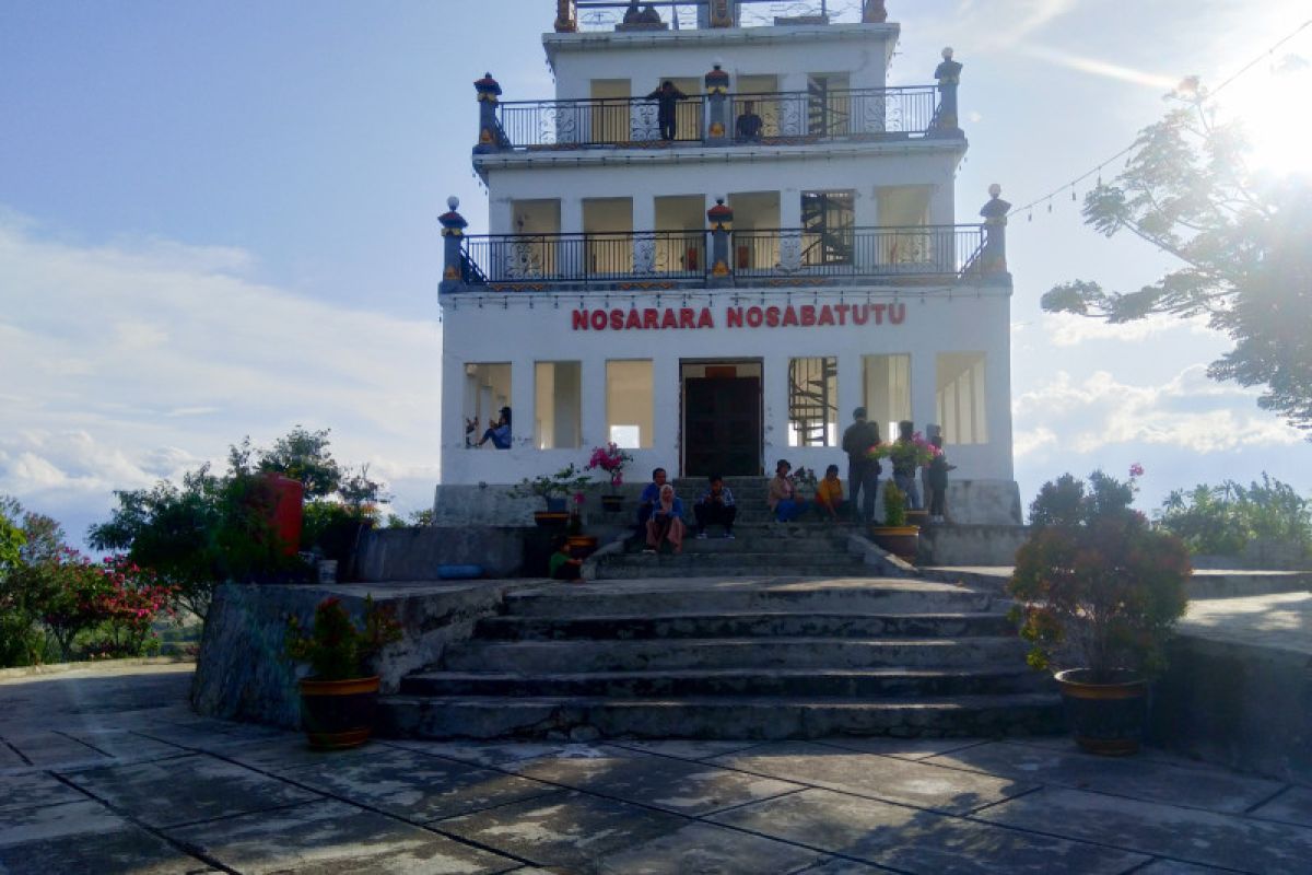 Warga Palu ramai ngabuburit di "Monumen Nosarara Nosabatutu"