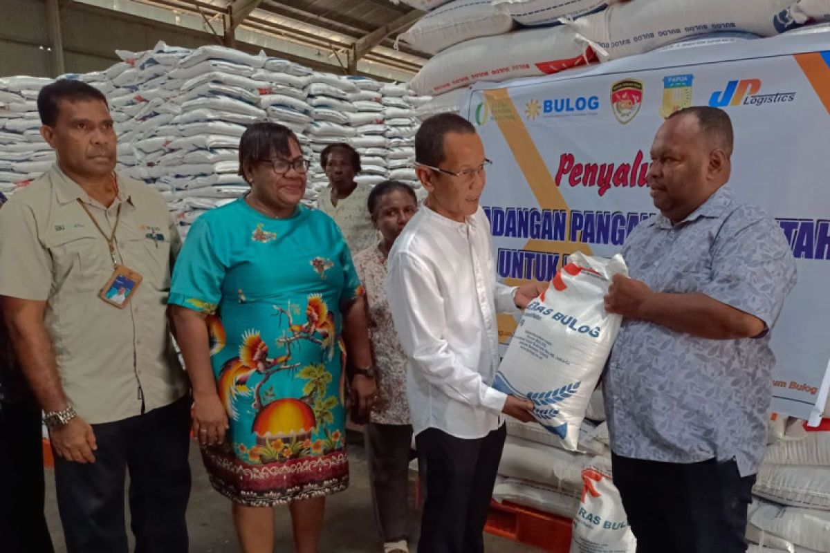 Pemprov Papua bersama Perum Bulog salurkan beras cadangan