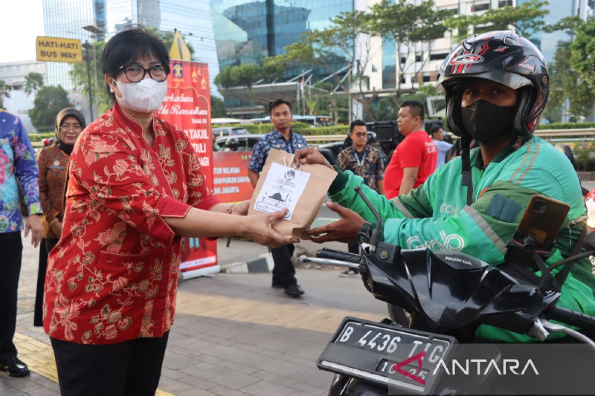 Kanwil Kemenkumham berbagi takjil di Cawang