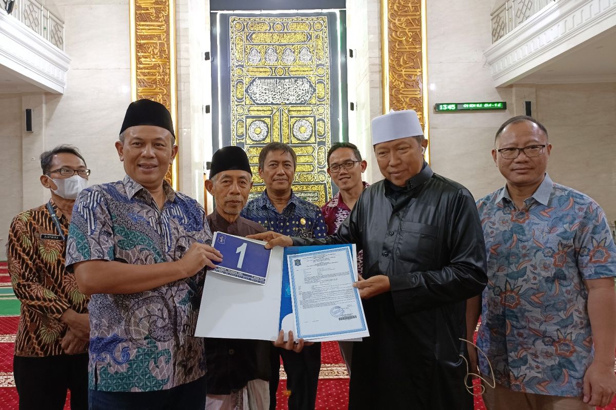 Pemkot Surabaya serahkan IMB Masjid "Kiswah" Al Hidayah