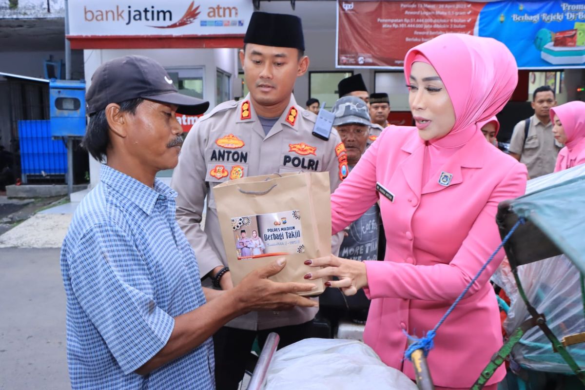 Jajaran Polres Madiun bagikan takjil untuk pengguna jalan