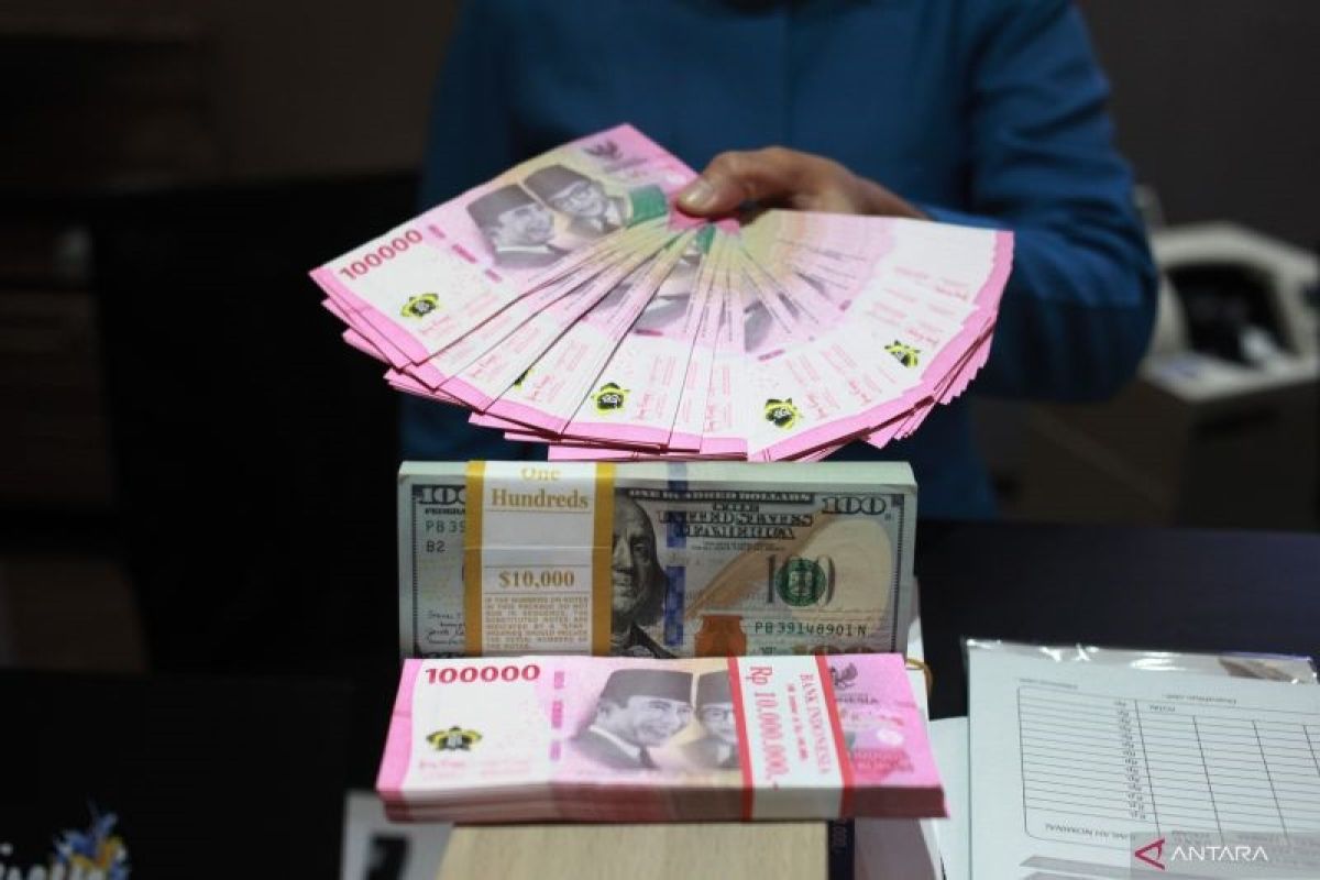 Rupiah hari ini menurun seiring pasar tunggu risalah FOMC AS