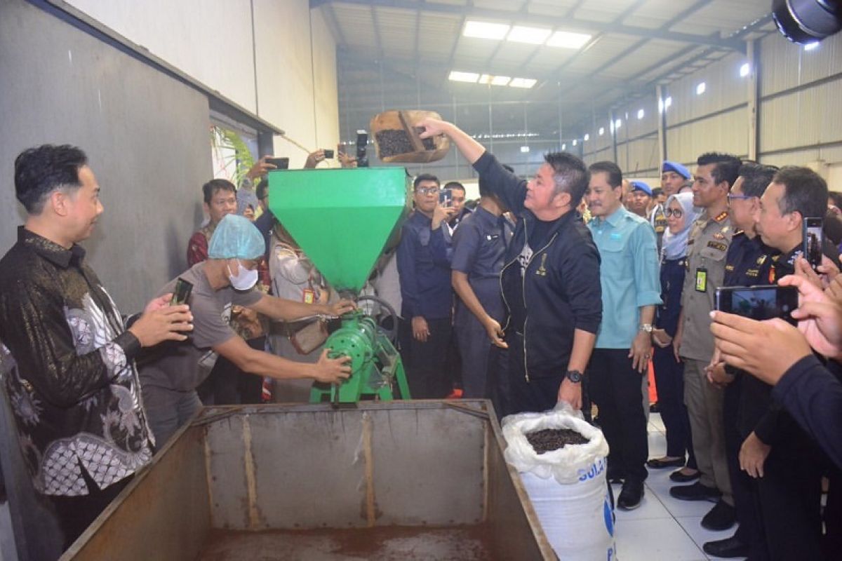 Gubernur Sumsel berharap pabrik kopi Gending Sriwijaya bangun spirit petani kopi