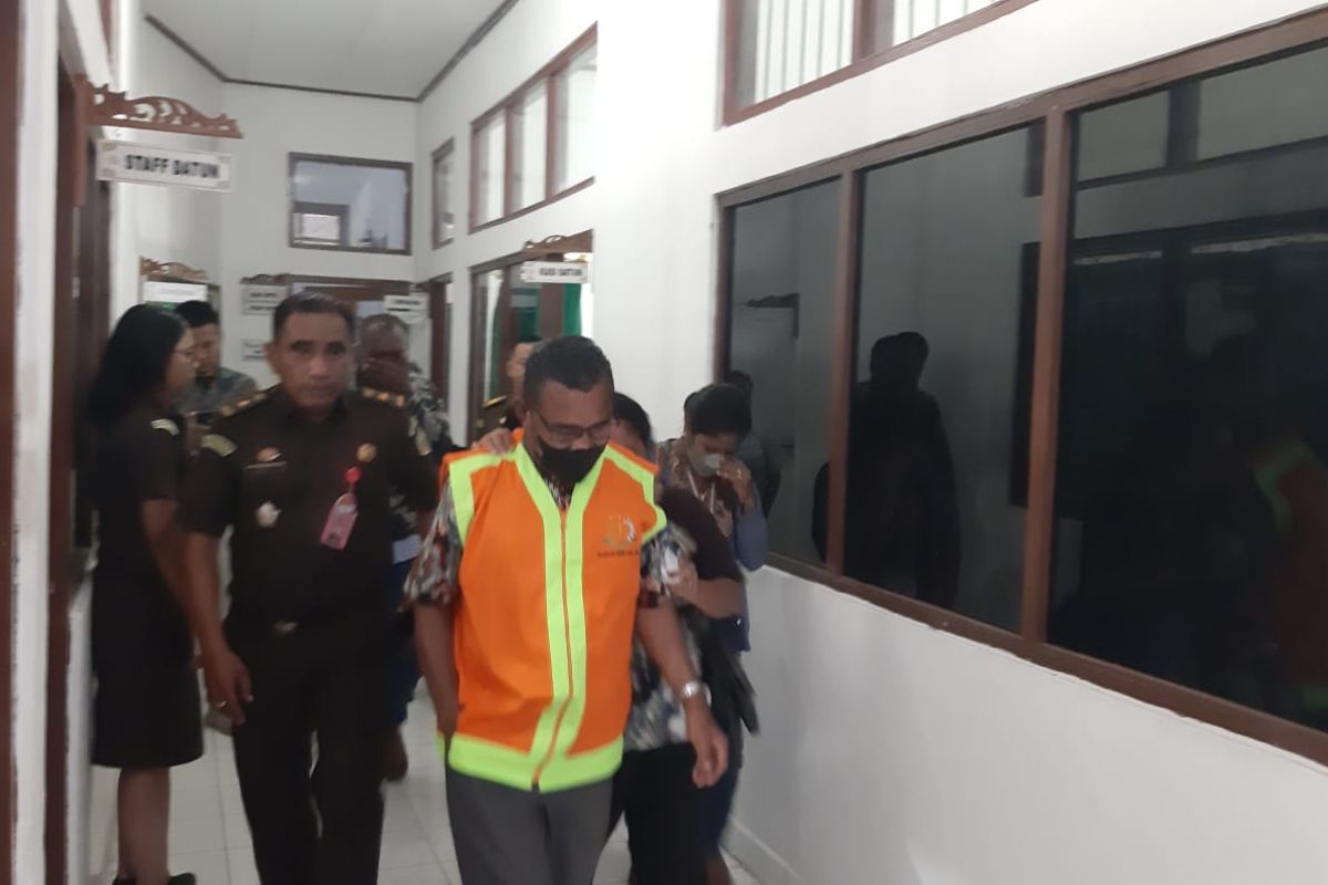 Sekda Flores Timur NTT dituntut 8 tahun penjara