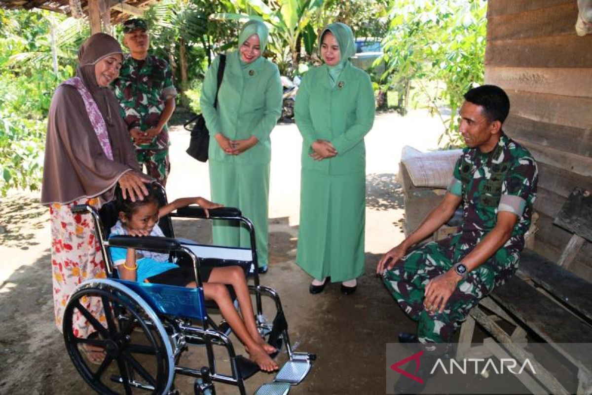 Dandim Aceh Barat bantu kursi roda untuk anak disabilitas