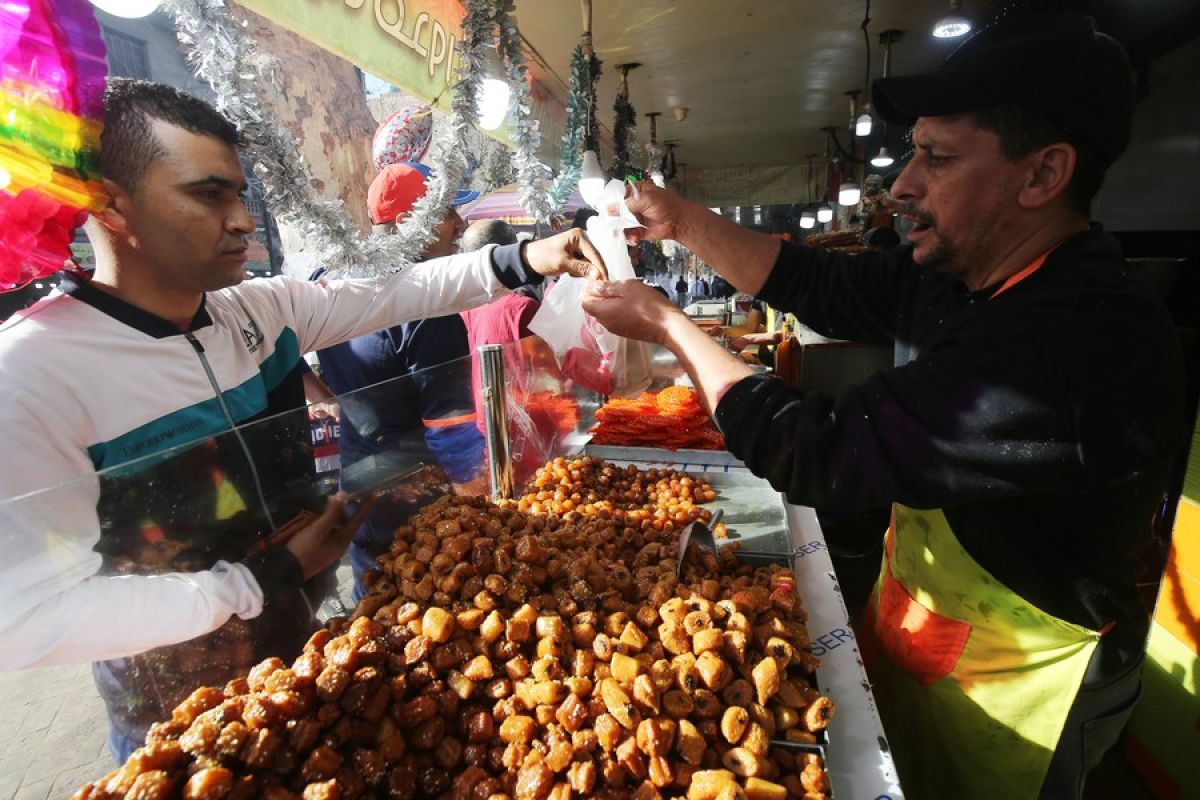 Potret Timur Tengah: Mencicipi makanan manis di pasar Ramadhan