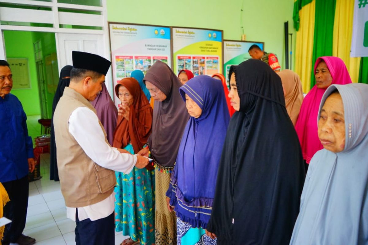 Wabup Selayar menyalurkan zakat dan bantuan Kemensos