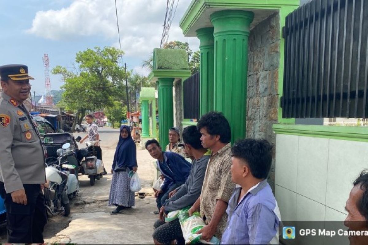 Kapolres Padang Sidempuan salurkan beras Kapolri kepada tukang becak