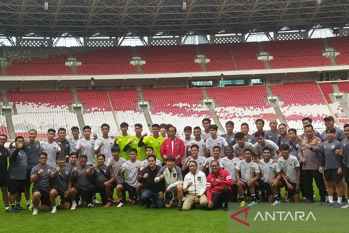 Jokowi didampingi Erick Thohir temui pemain Timnas U-20 di Stadion GBK