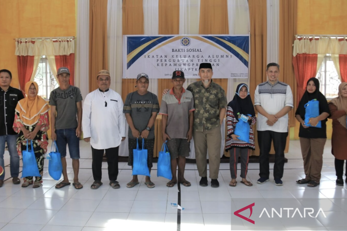 IKAPTK Gorontalo bagikan 100 paket bahan pokok di Pohuwato