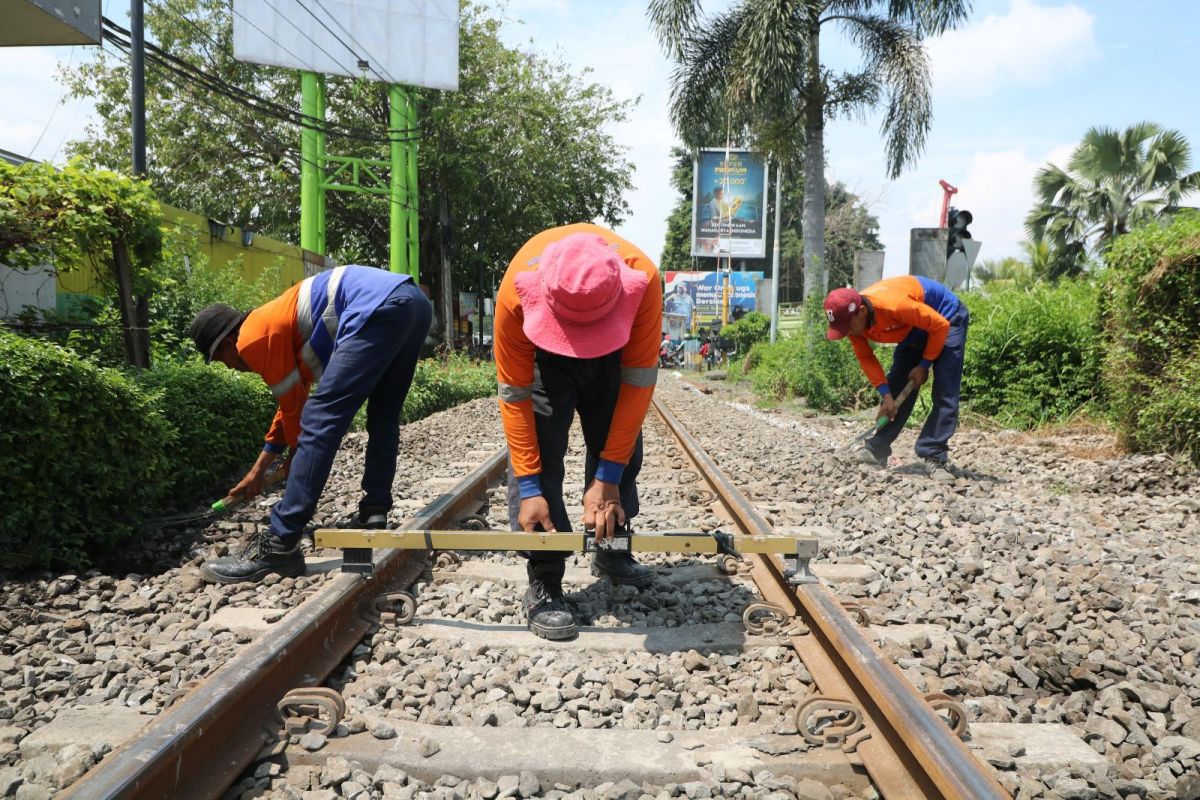 Jelang angkutan lebaran, KAI Daop 8 Surabaya lakukan perawatan jalur rel
