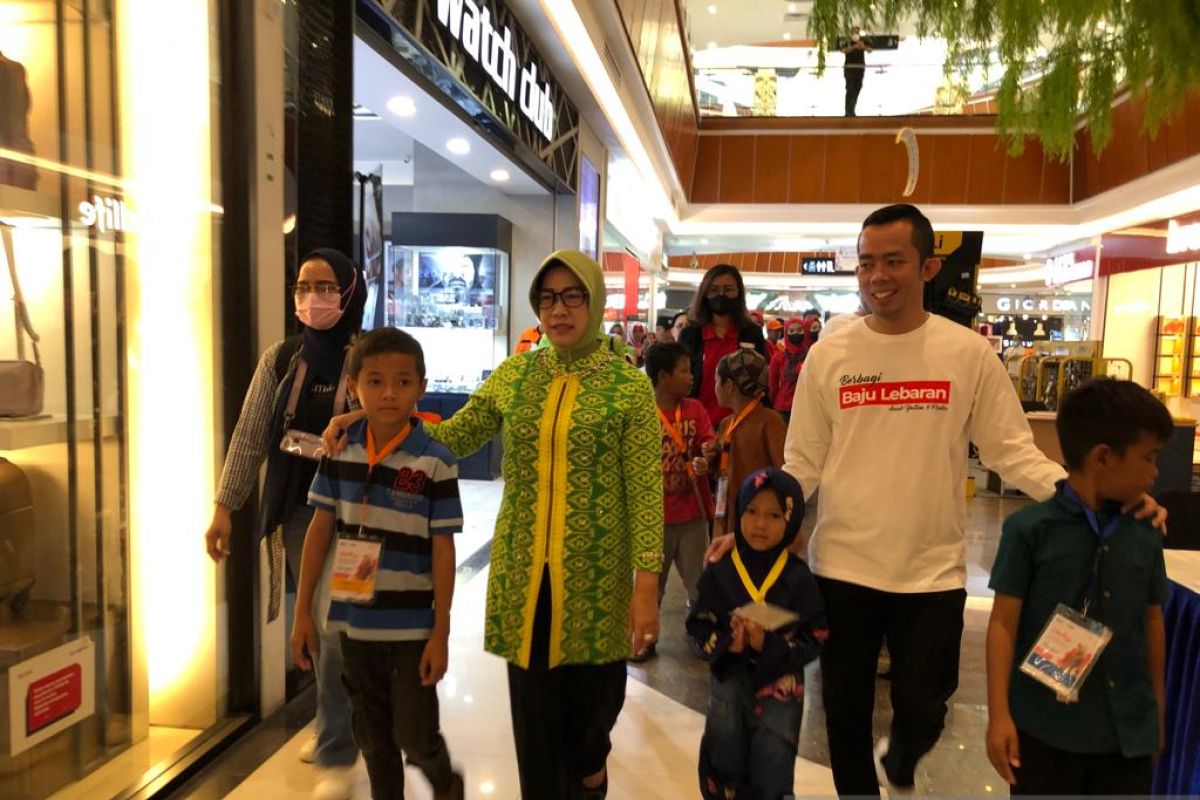 Lismaryani Sutarmidji ajak anak yatim piatu belanja baju Lebaran